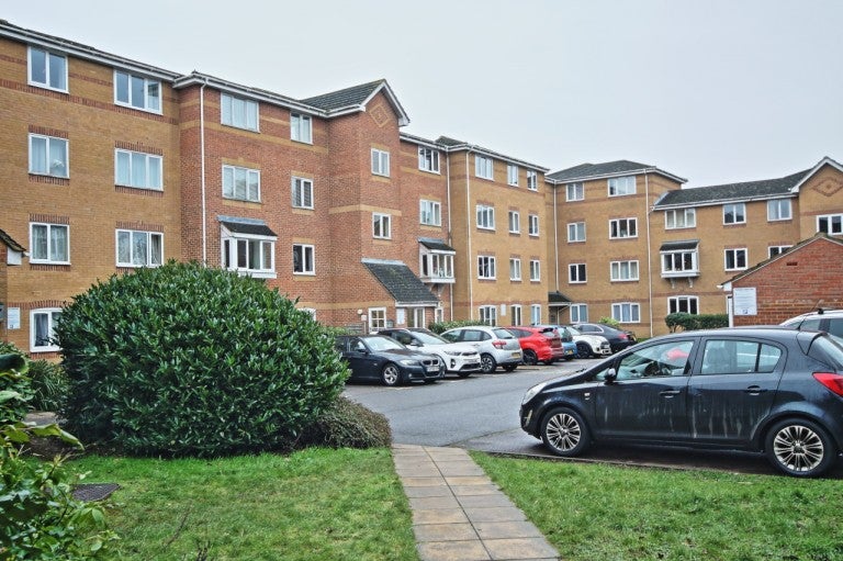 Flat Ascot Court in Rushmoor