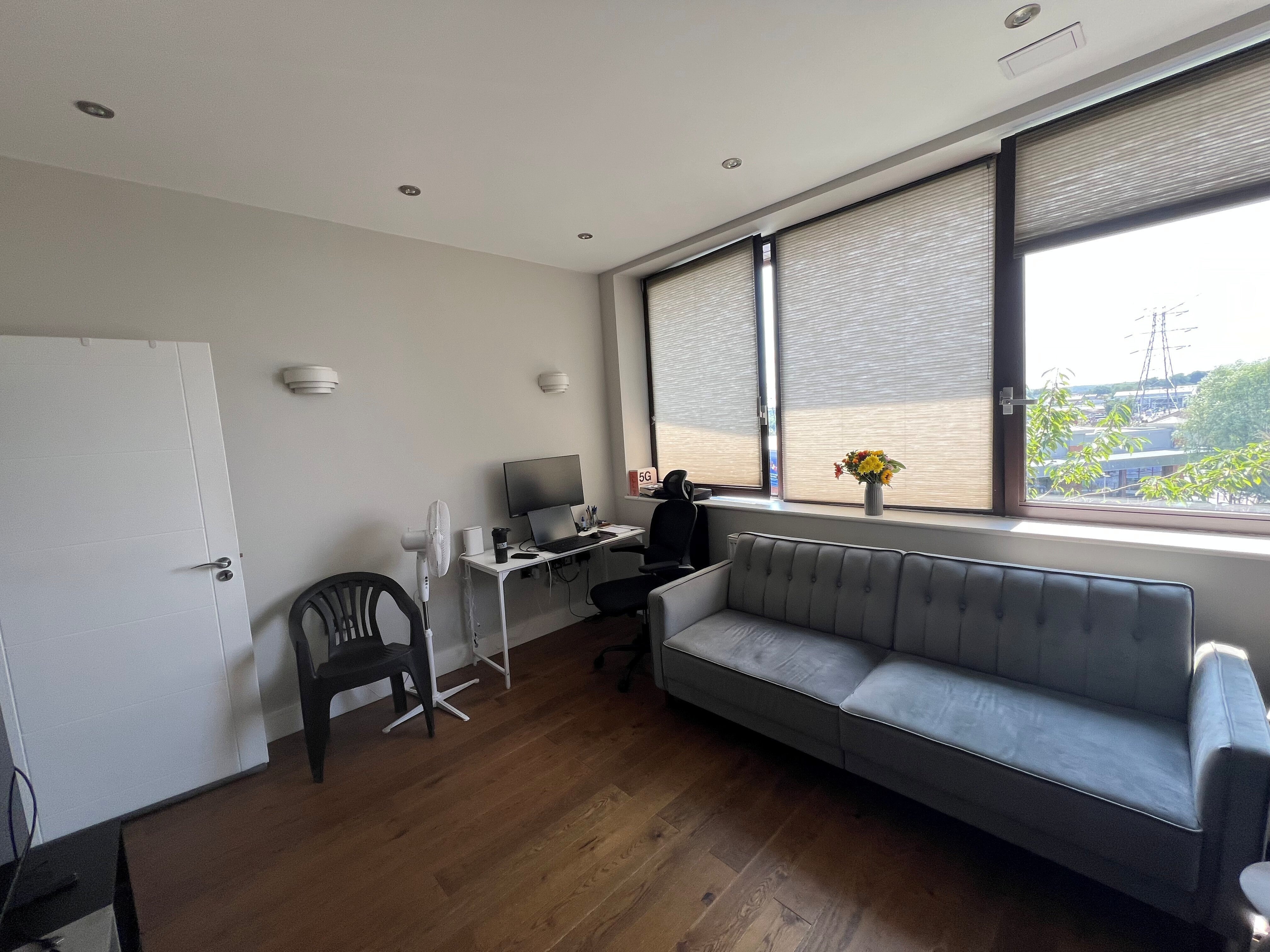 Flat Hazelwick Avenue in Crawley