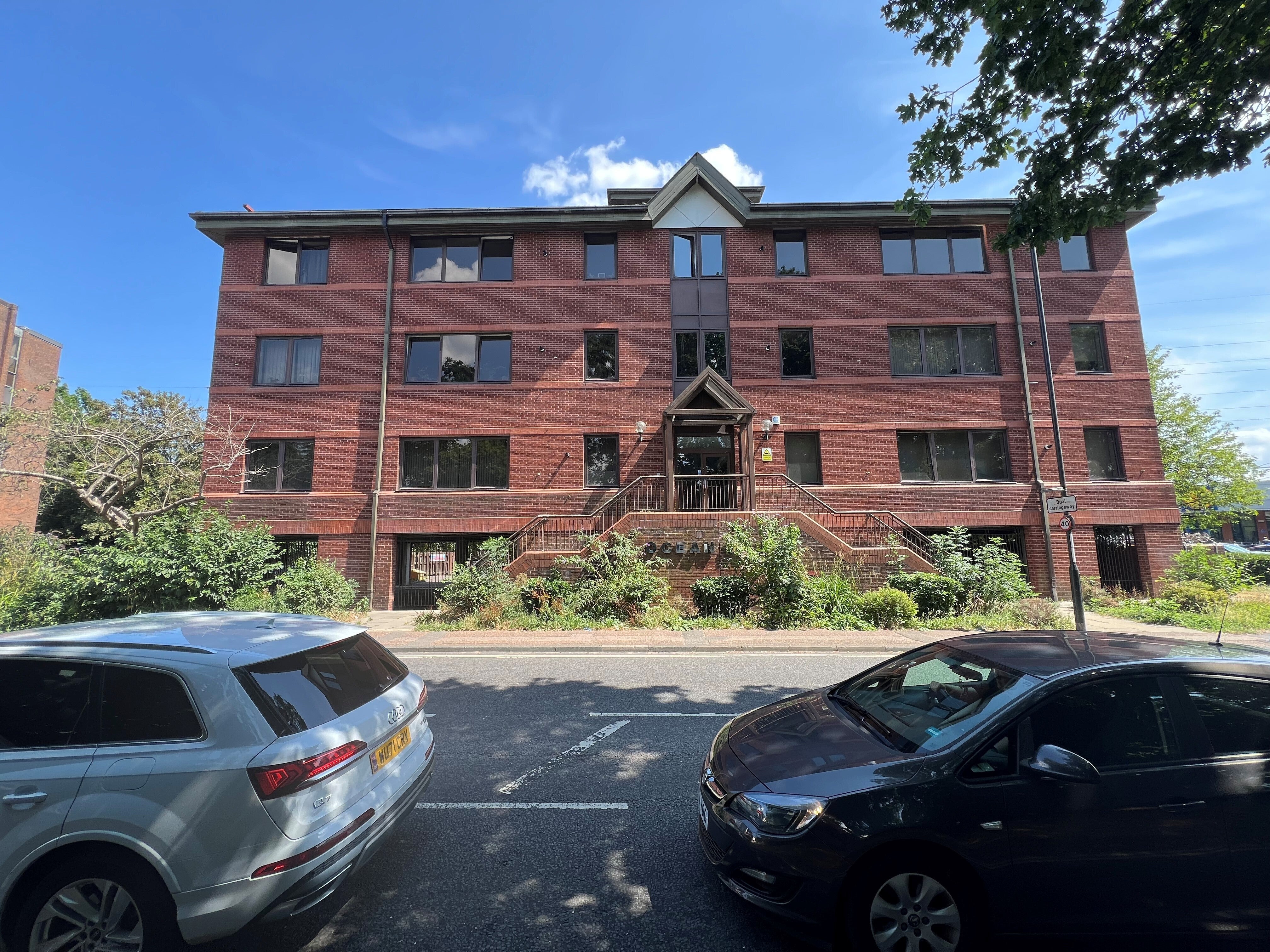 Flat Hazelwick Avenue in Crawley
