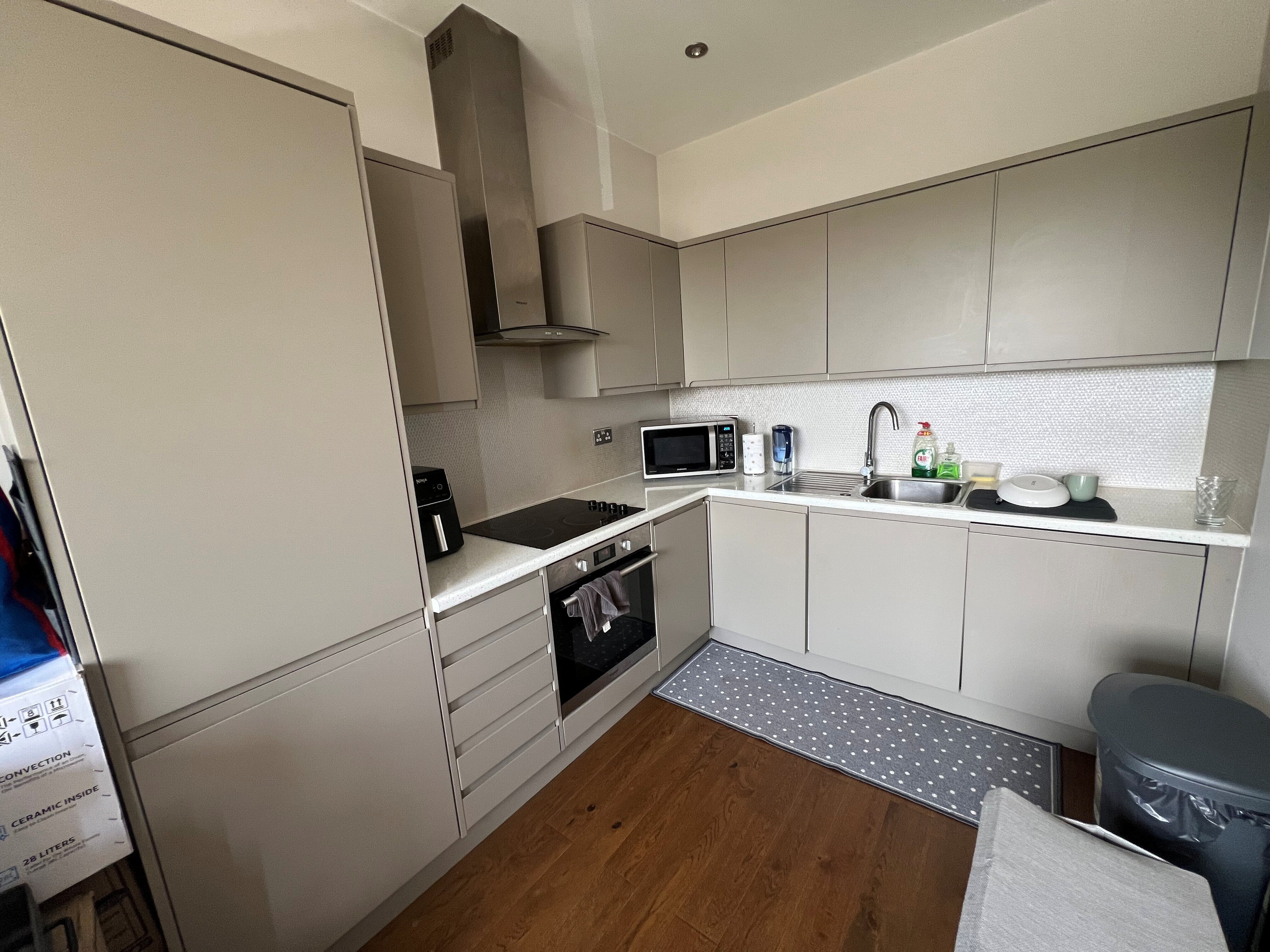 Flat Hazelwick Avenue in Crawley