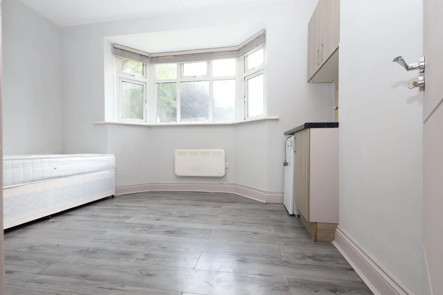 Flat High Grove in Greater London