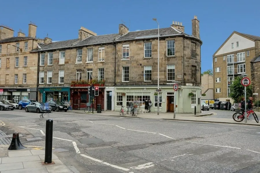 Flat Raeburn Place in City of Edinburgh