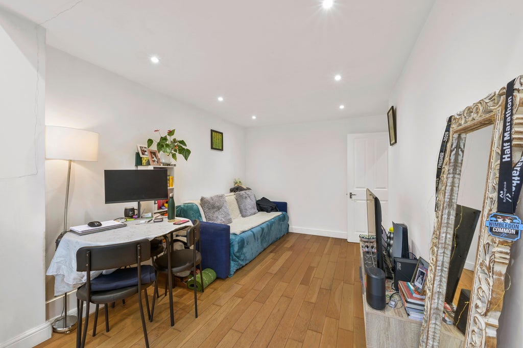Flat Aston Road in Greater London