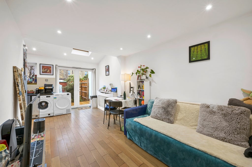 Flat Aston Road in Greater London