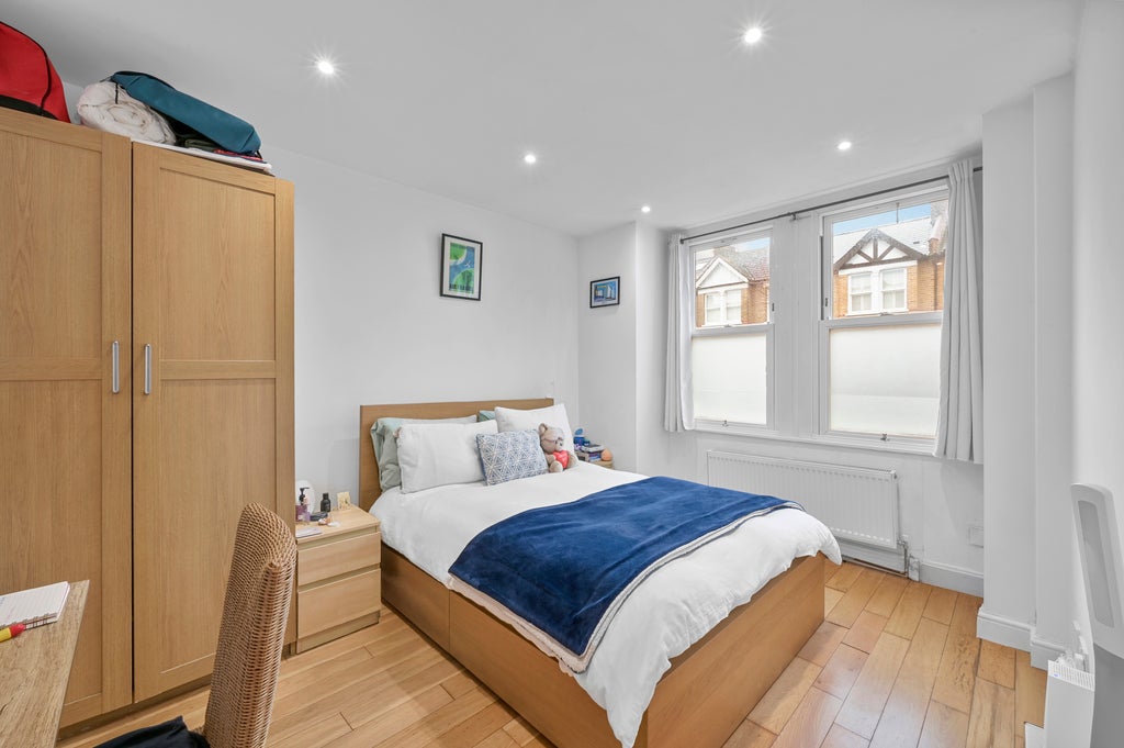 Flat Aston Road in Greater London