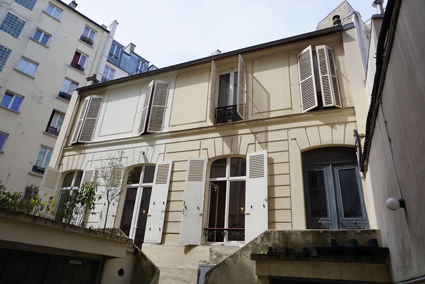 Flat Rue Pierre Fontaine in Paris