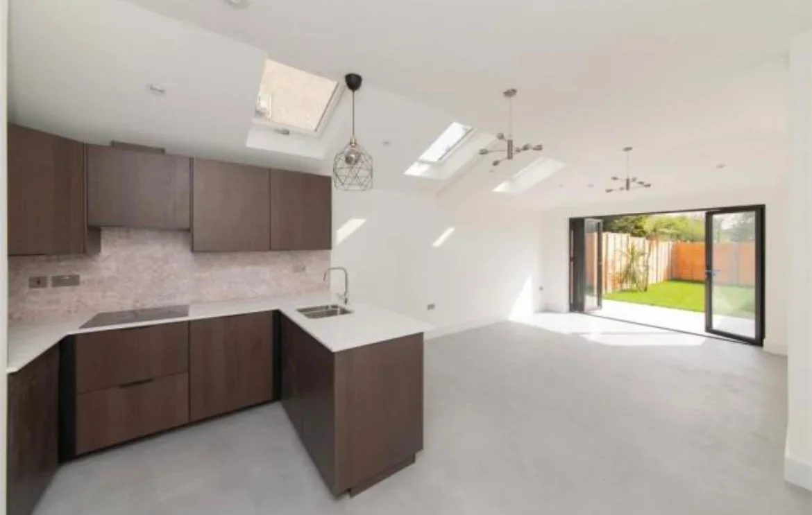 Flat Squires Lane in Greater London
