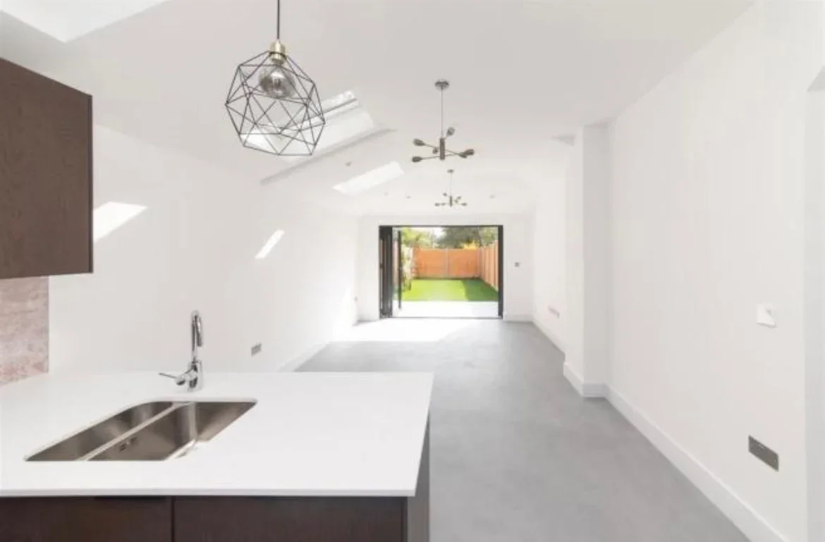 Flat Squires Lane in Greater London