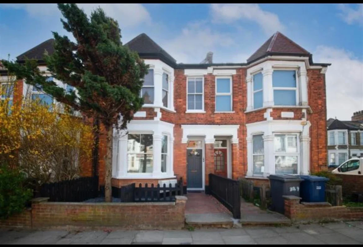 Flat Squires Lane in Greater London