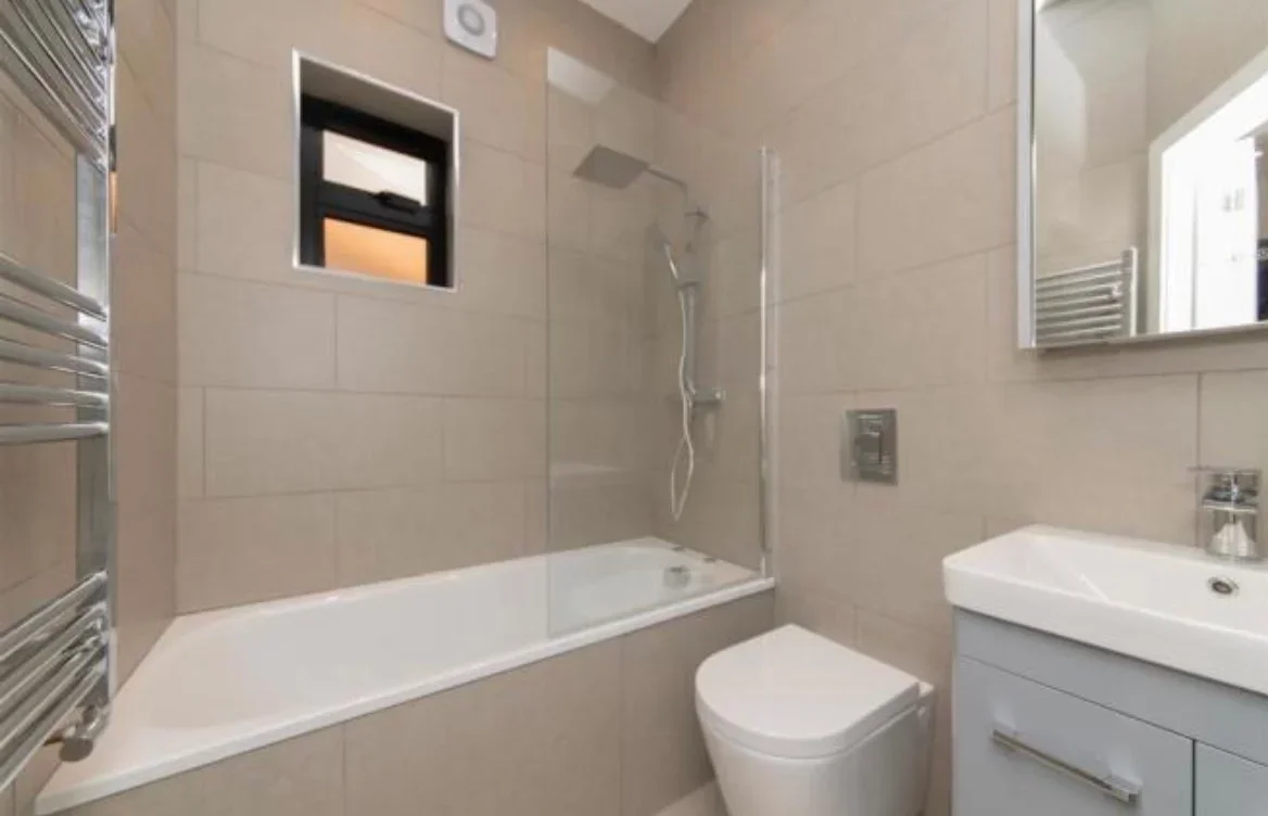 Flat Squires Lane in Greater London