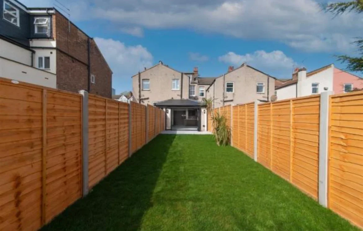 Flat Squires Lane in Greater London
