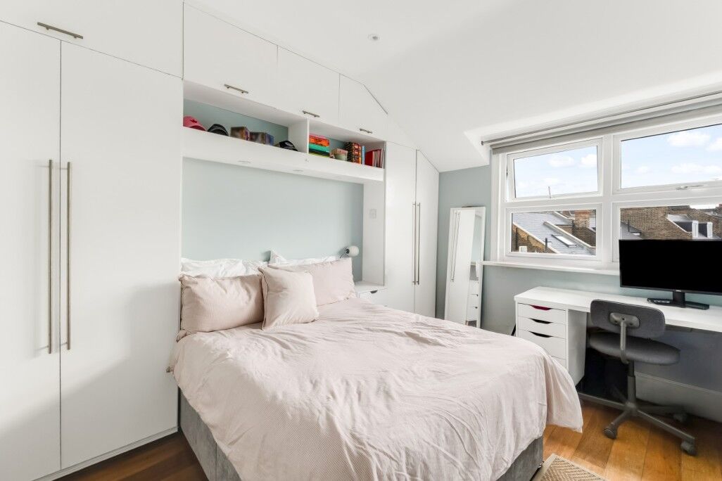 Flat Sherriff Road in Greater London
