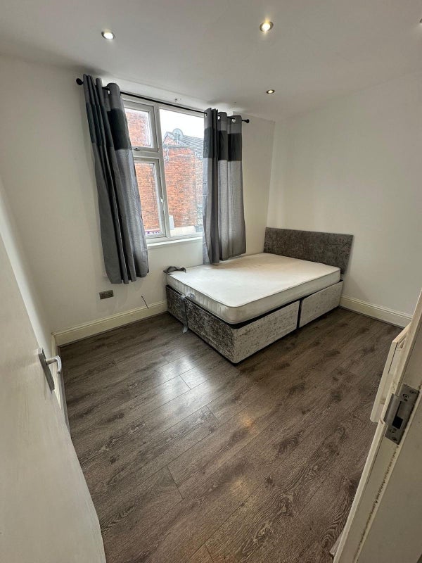 Room Cheetham Hill Road in Manchester