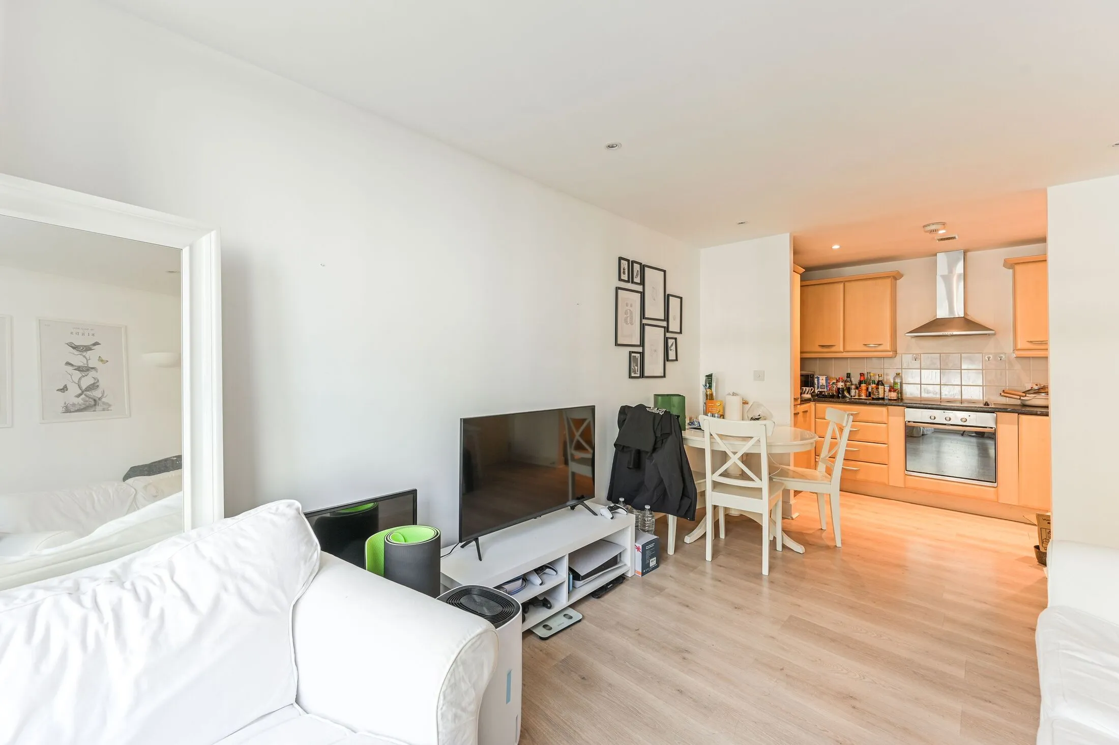 Flat Townmead Road in Greater London