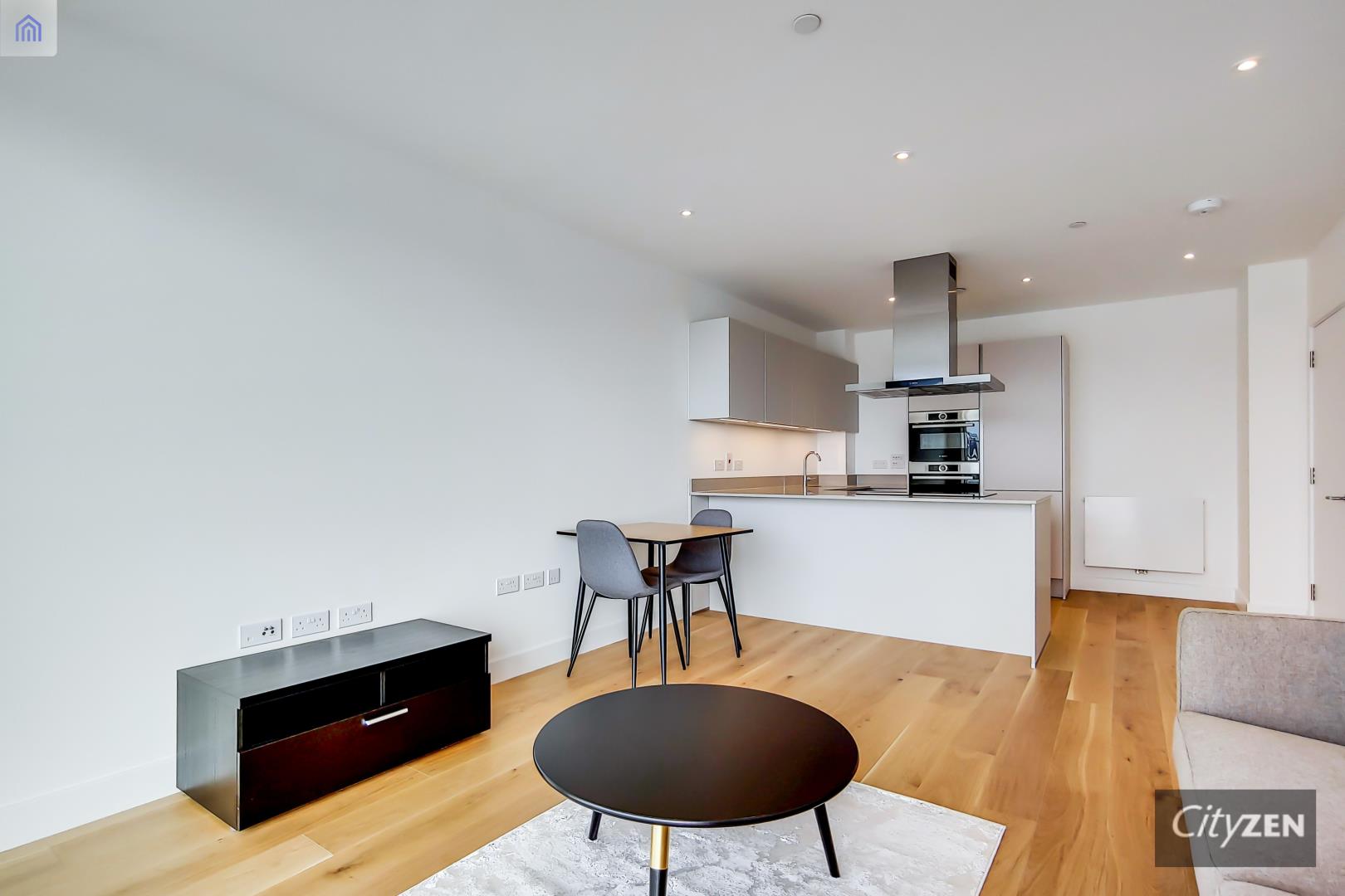 Flat Trathen Square in Greater London
