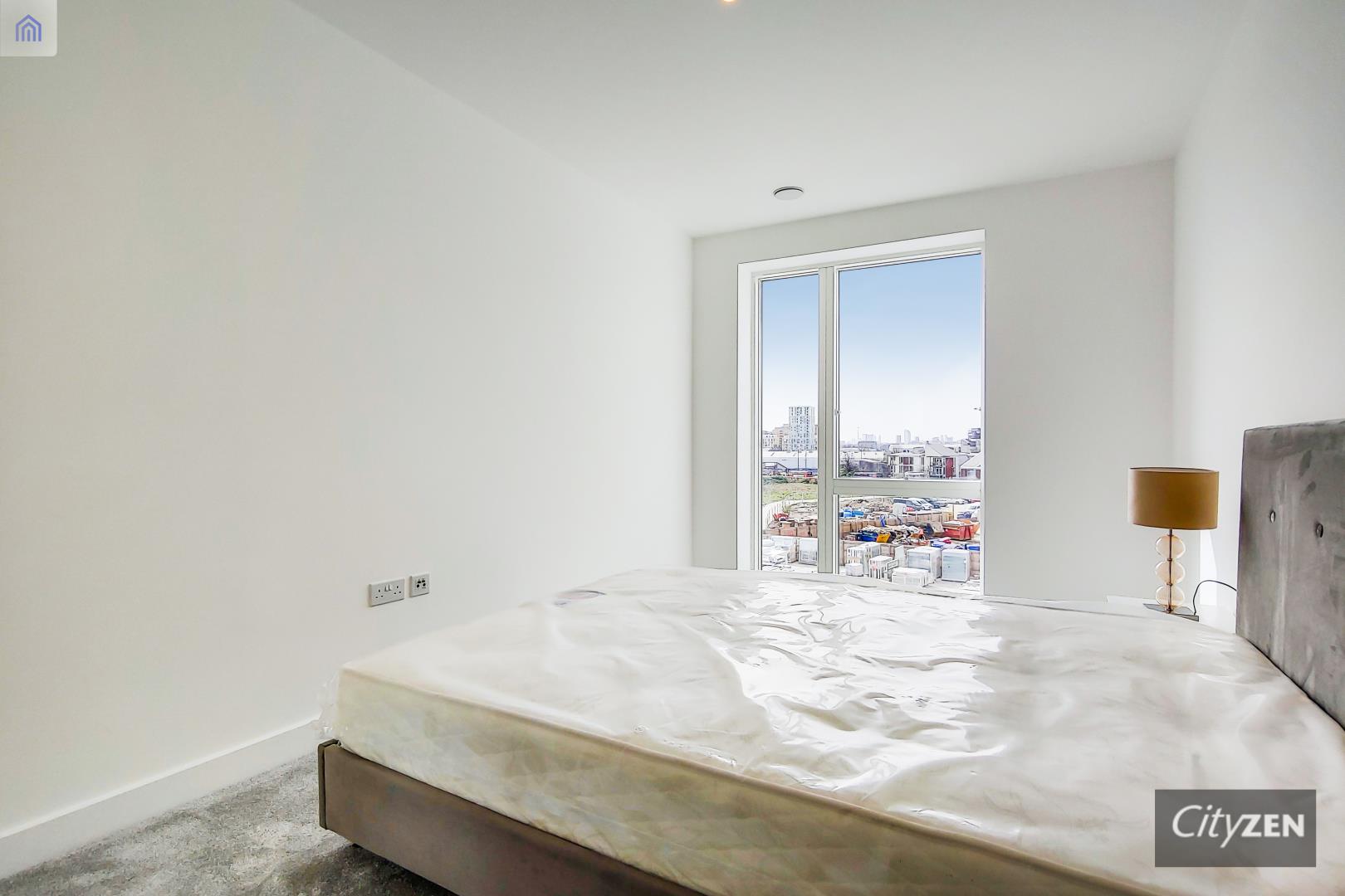 Flat Trathen Square in Greater London