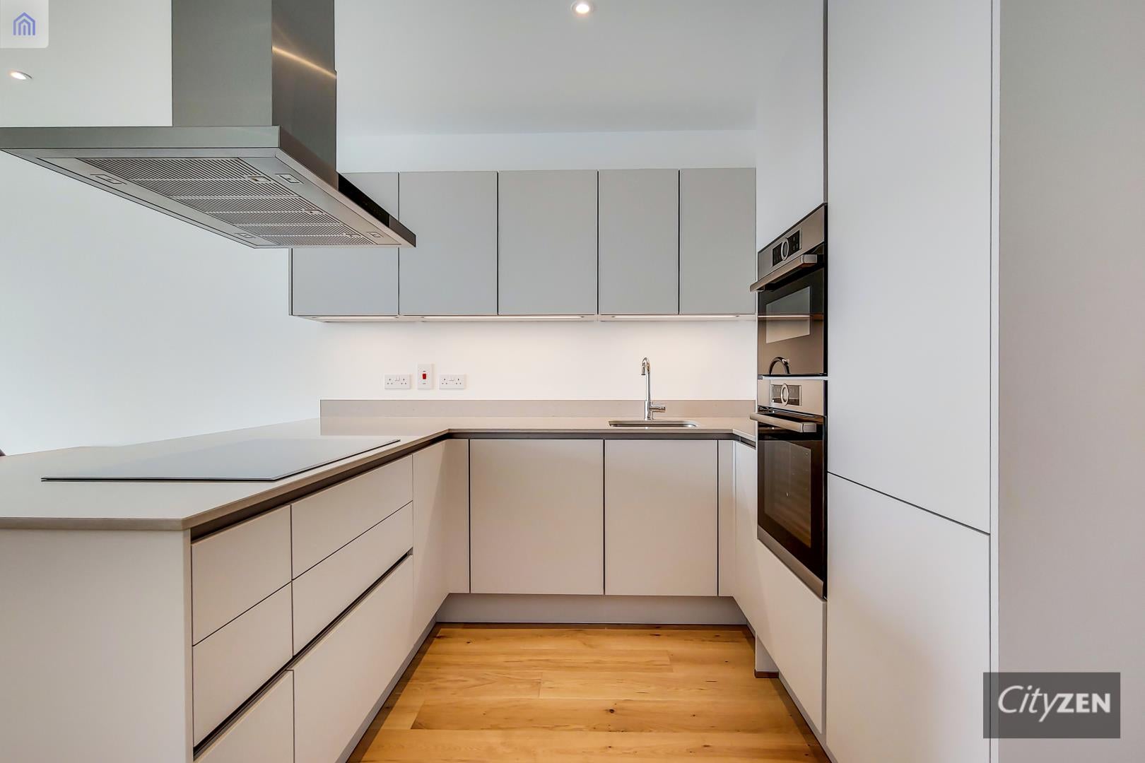 Flat Trathen Square in Greater London