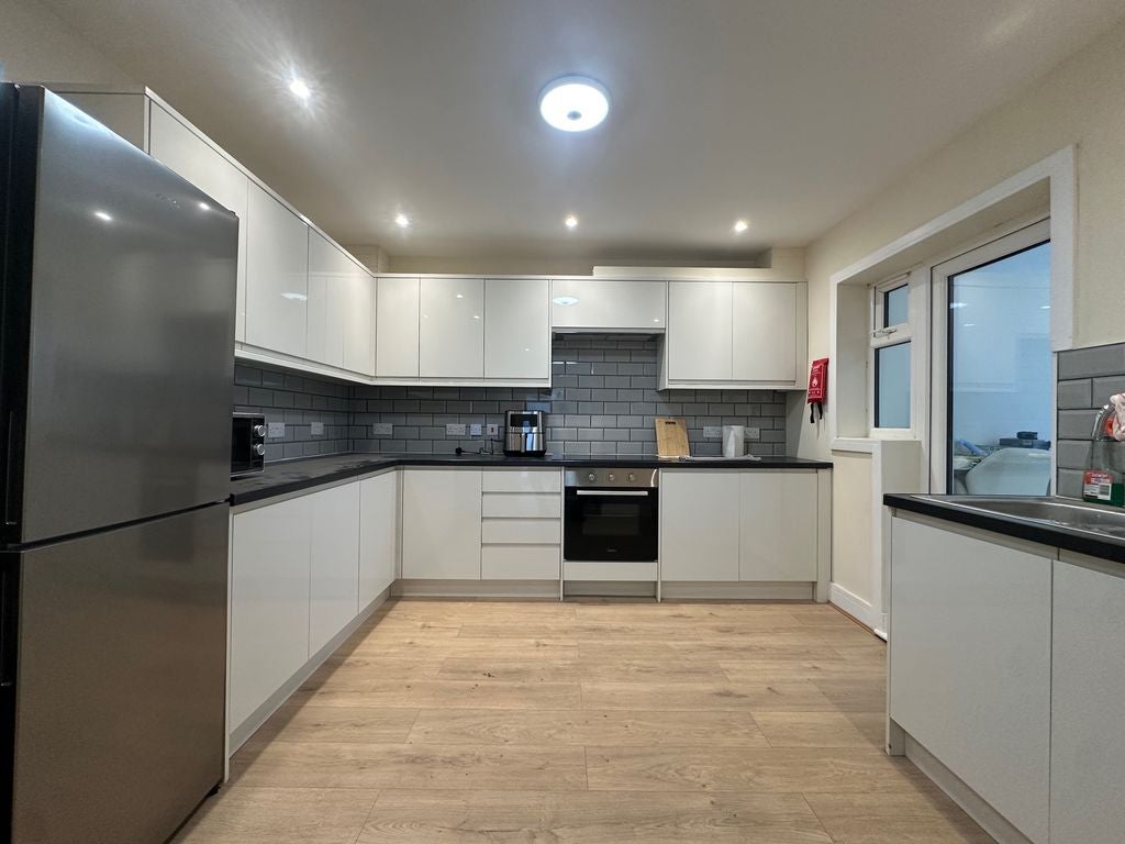Room Pettycot Crescent in Gosport