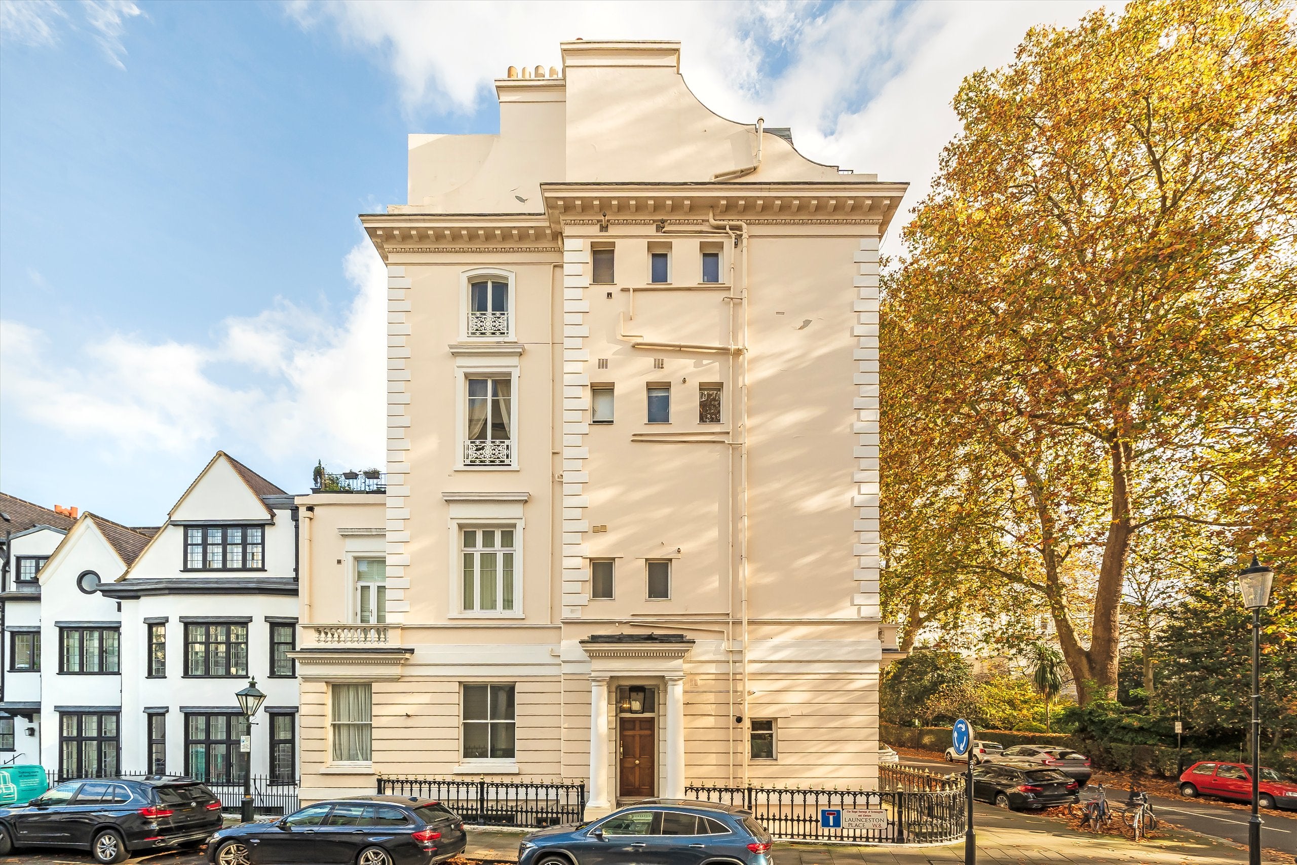 Flat Kynance Mews in Greater London