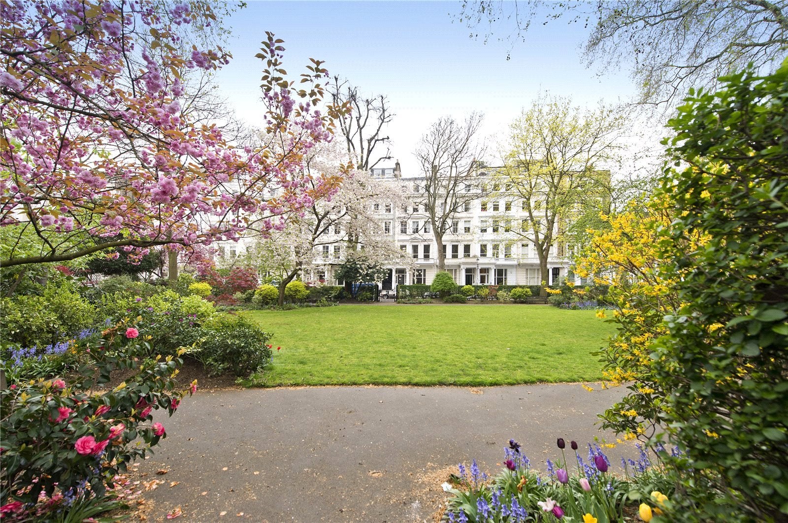 Flat Kynance Mews in Greater London