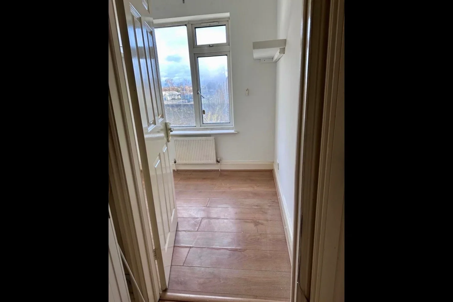 Room Warren Drive in Greater London