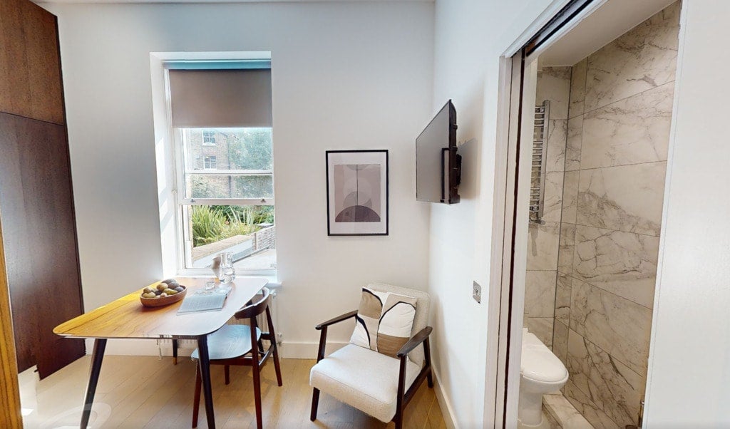 Room Dennington Park Road in Greater London
