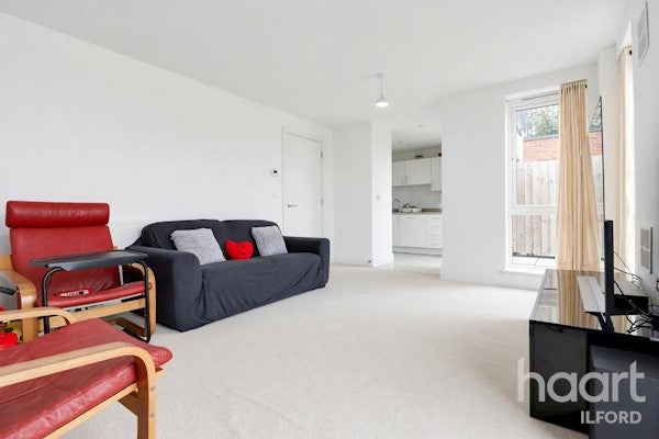 Flat North Circular Road in Greater London