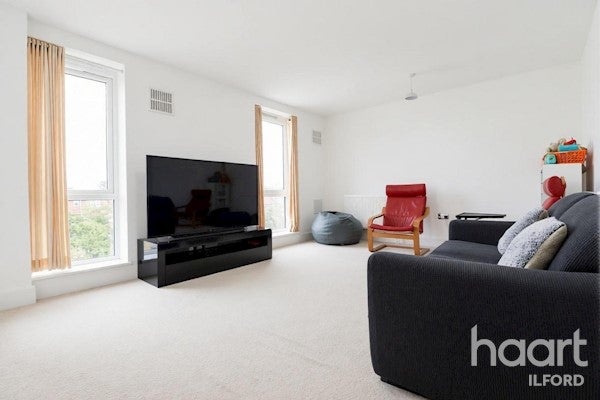 Flat North Circular Road in Greater London