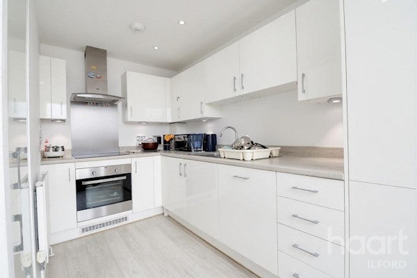 Flat North Circular Road in Greater London