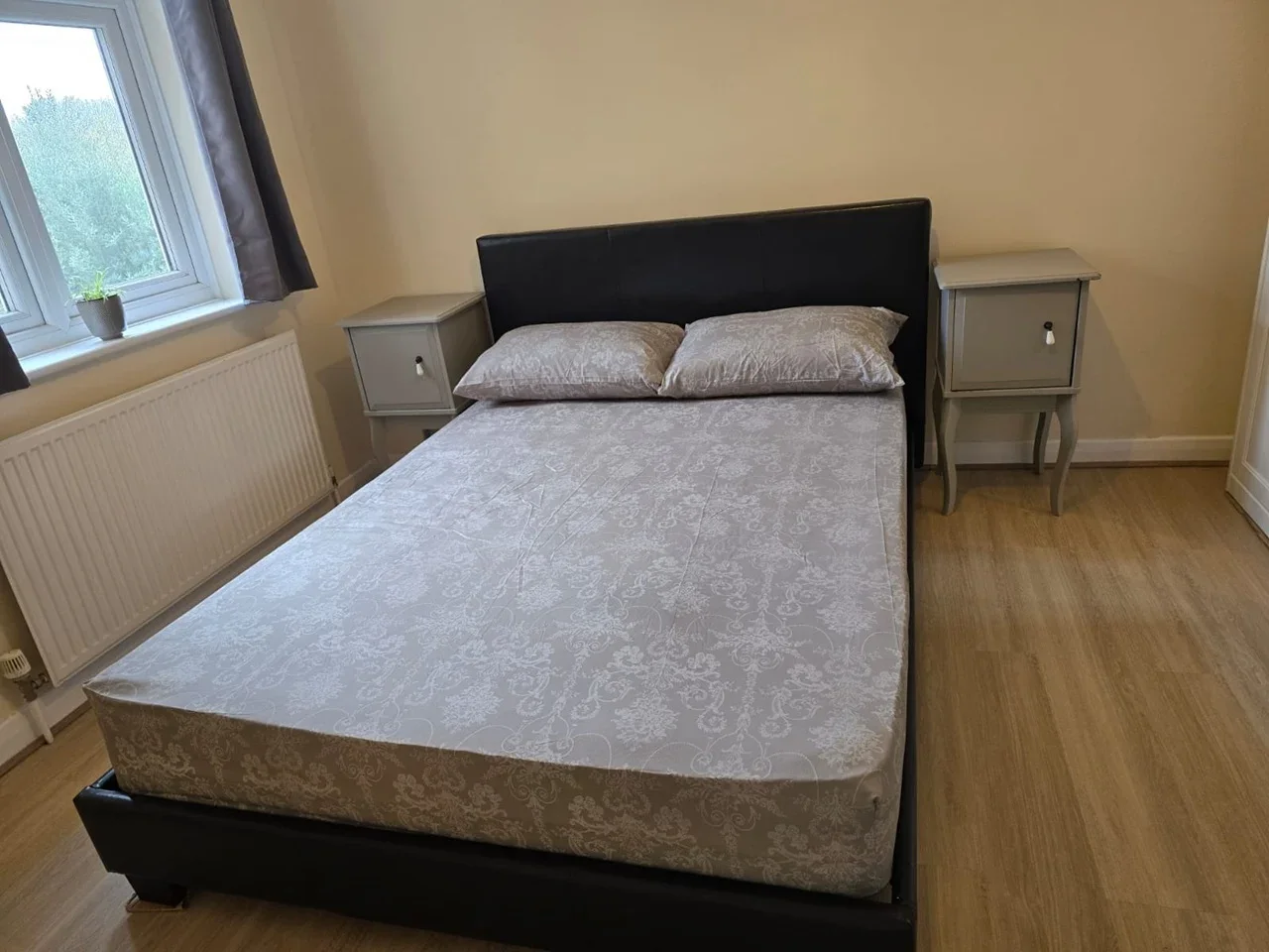 Room Camden Avenue in Greater London