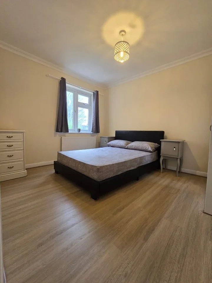 Room Camden Avenue in Greater London