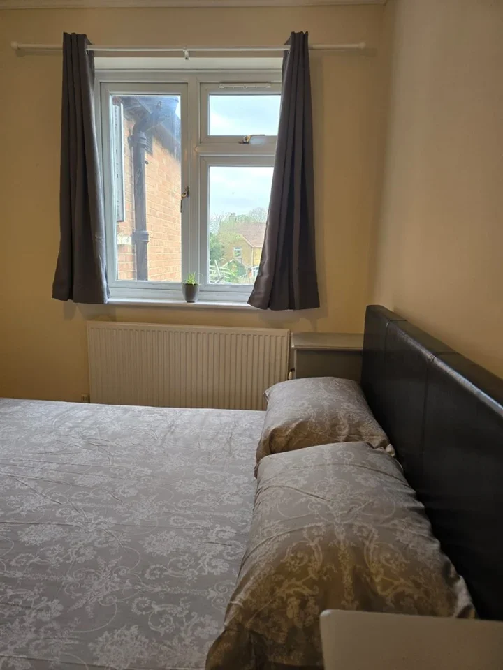 Room Camden Avenue in Greater London