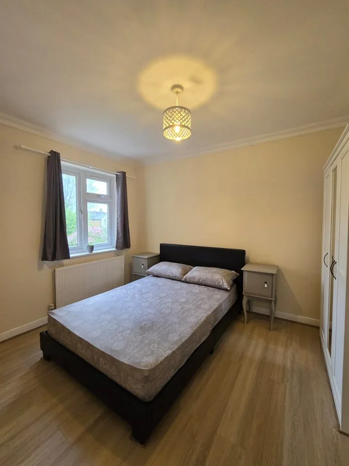 Room Camden Avenue in Greater London