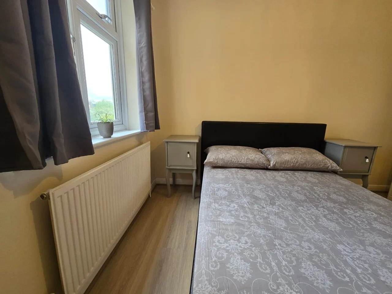 Room Camden Avenue in Greater London