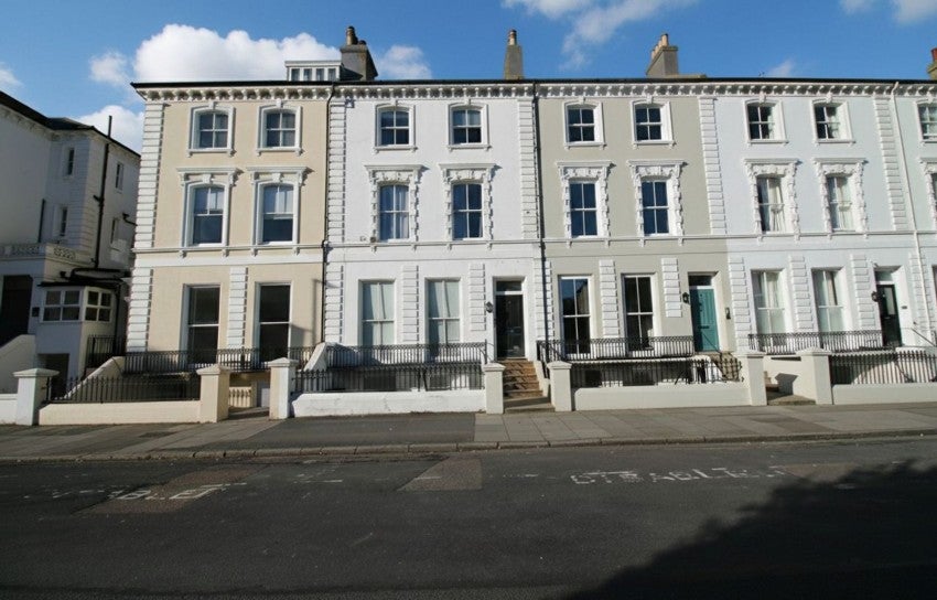 Flat Hyde Gardens in Eastbourne