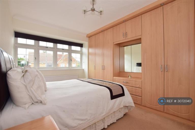 Room Rochford Avenue in Greater London