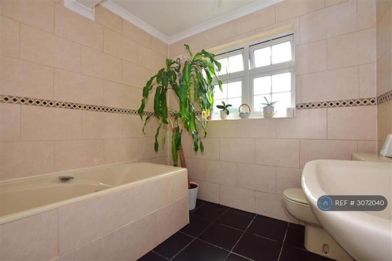 Room Rochford Avenue in Greater London