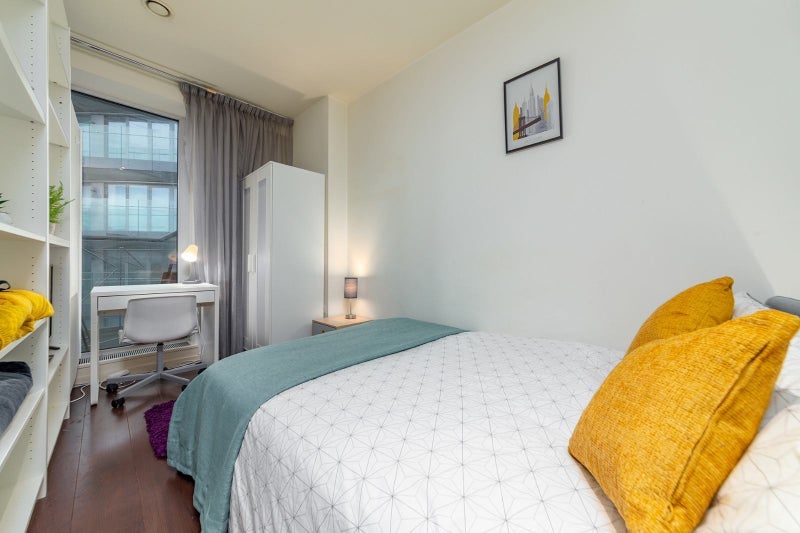 Room South Quay Square in Greater London