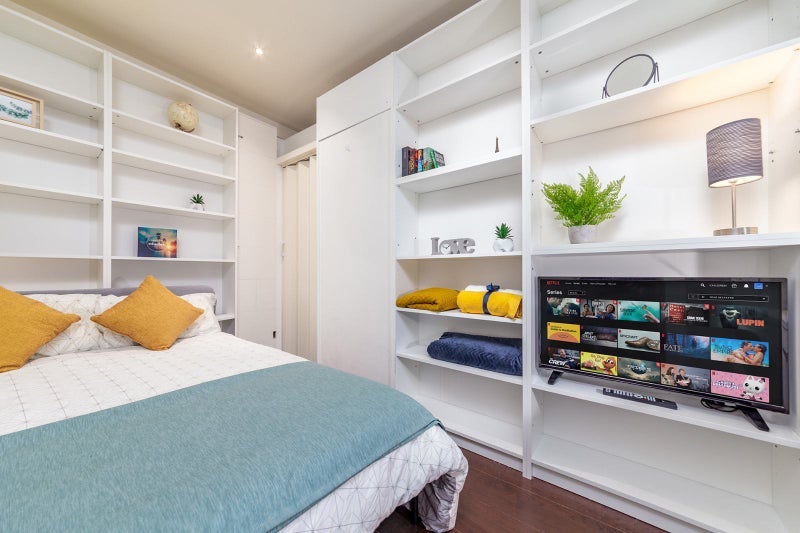 Room South Quay Square in Greater London