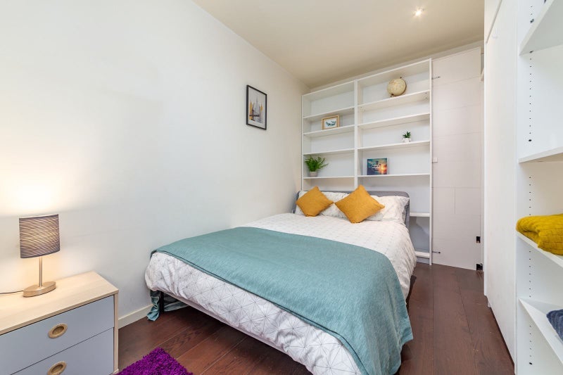 Room South Quay Square in Greater London