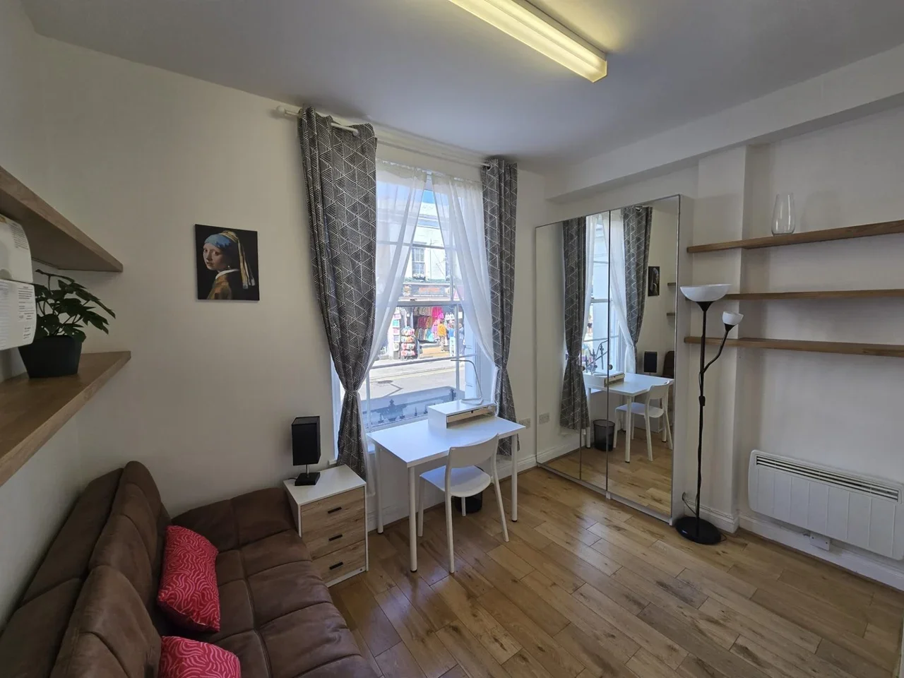 Flat Pembridge Road in Greater London