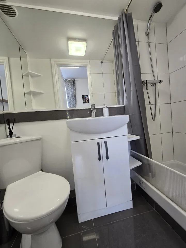Flat Pembridge Road in Greater London