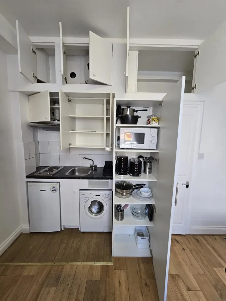 Flat Pembridge Road in Greater London