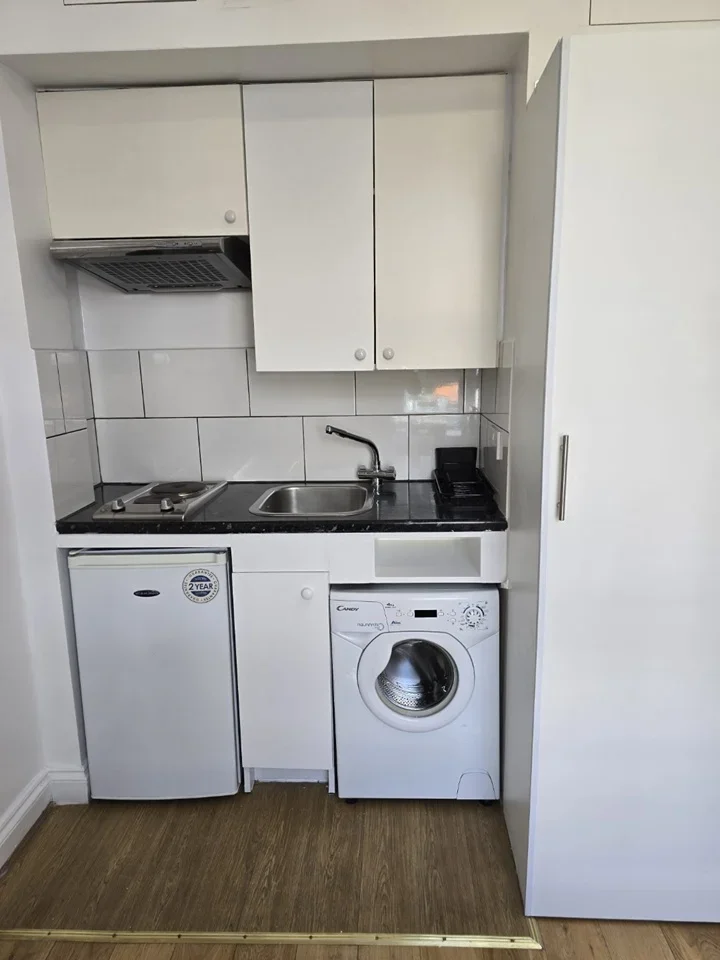 Flat Pembridge Road in Greater London