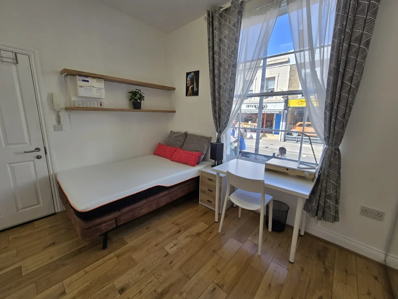 Flat Pembridge Road in Greater London