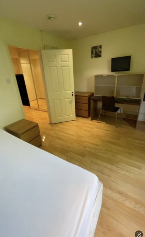 Room St. George's Square in Greater London