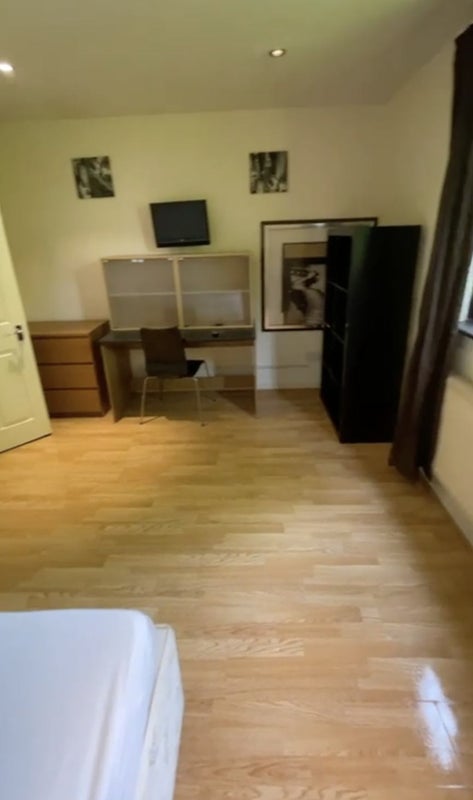 Room St. George's Square in Greater London