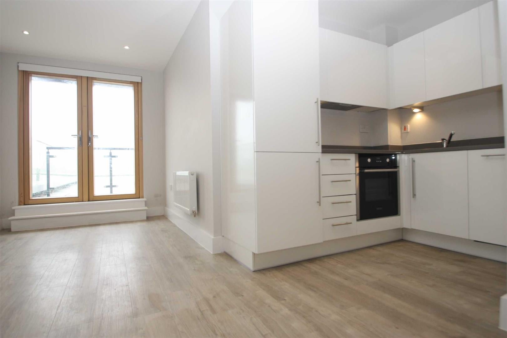 Flat Leven Road in Greater London