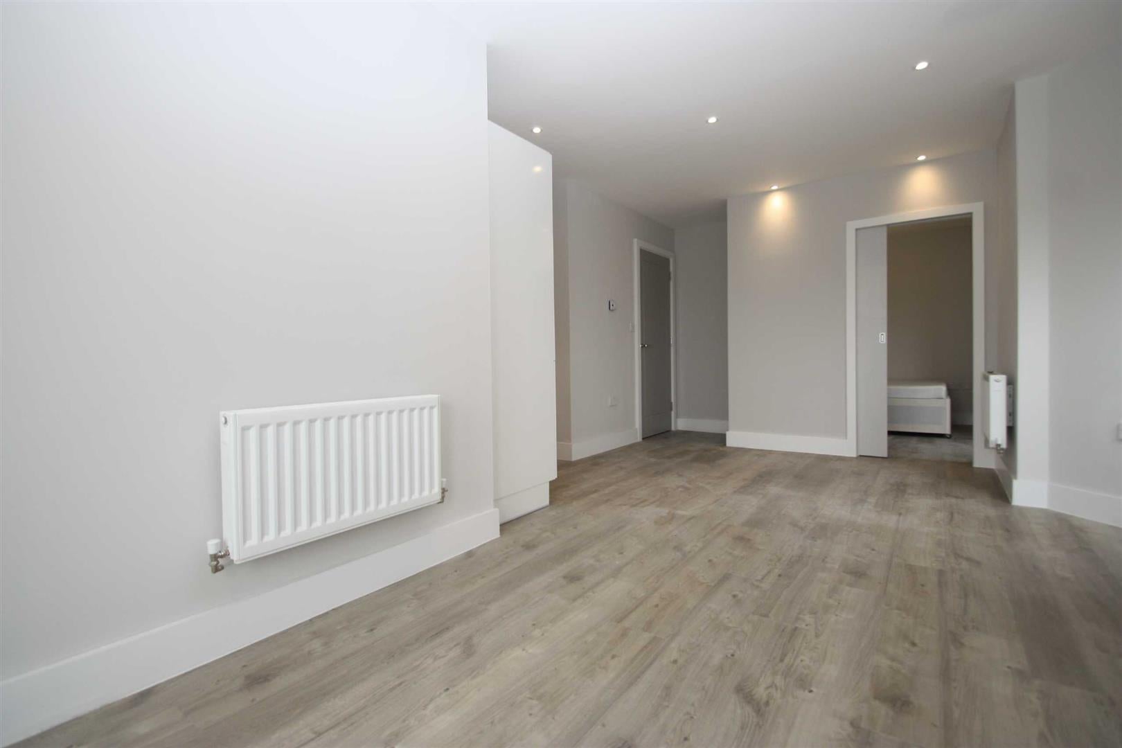 Flat Leven Road in Greater London