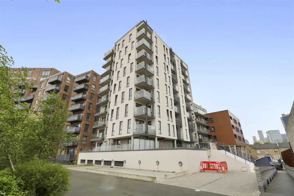 Flat Leven Road in Greater London
